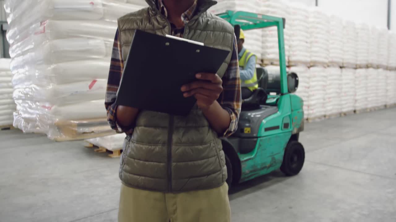 joven trabajadora en un almacén