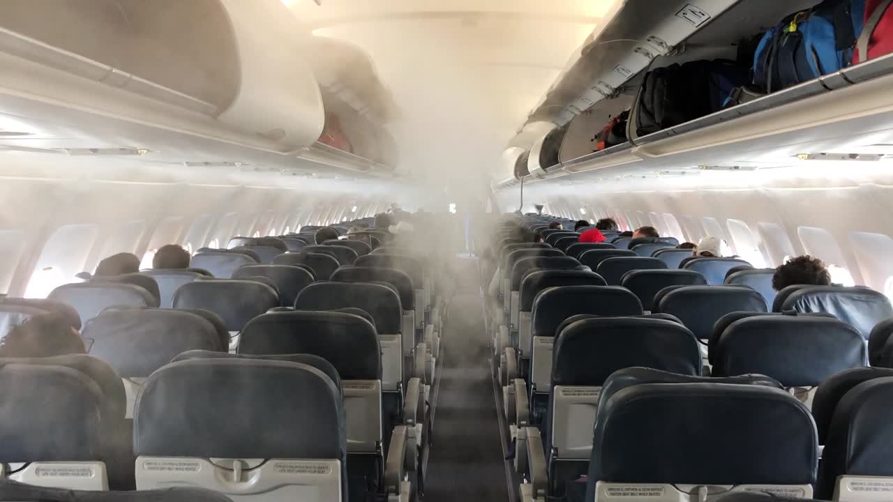 Udsigt over en flykorridor fyldt med tåge.