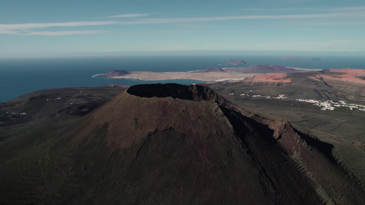 Veduta aerea del cratere del vulcano Monte Corona, Lanzarote Isole Canarie
