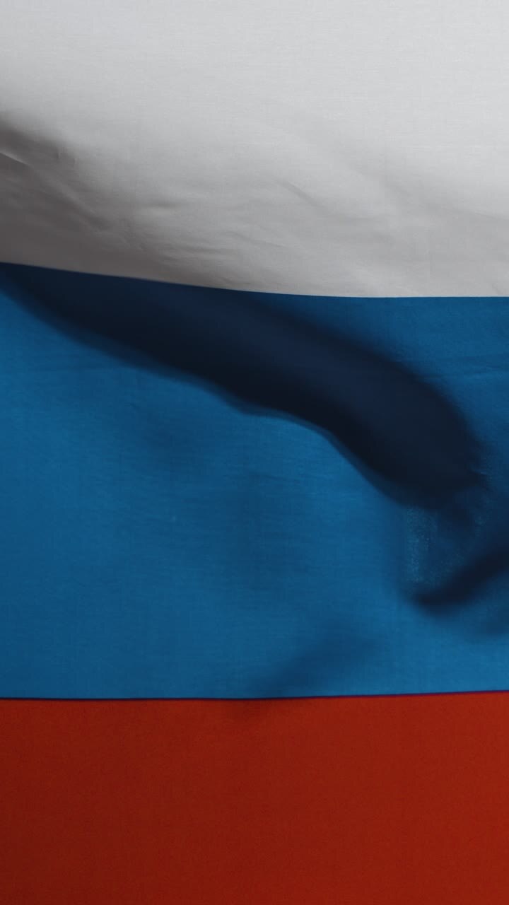 vertikale aufnahme einer russischen flagge