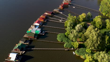 Toma-De-Drones-En-Movimiento-Lento-Del-Lago-Bokodi-hutoto-Y-Pueblo-Sobre-Pilotes-En-Hungría