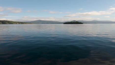 Blick-Von-Einem-Boot-Auf-Die-Fahrt-Zu-Einer-Einsamen-Insel