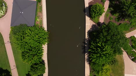 Vista-Aérea-De-Arriba-Hacia-Abajo-Del-Puente-Cubierto-Sobre-El-Río-Dupage-En-El-Centro-De-Naperville,-Illinois