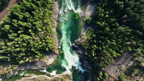 Kootenay-River-Durch-üppige-Wildnis-Im-Norden-Von-Montana