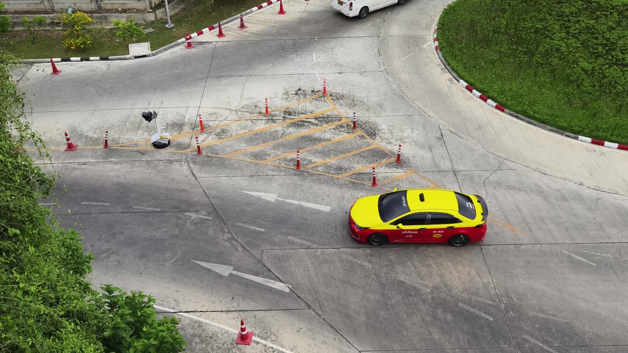 건설 및 교통 표지판이 있는 도로 교차로