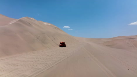 Dune-buggies-in-Huacachina,-Peru-desert