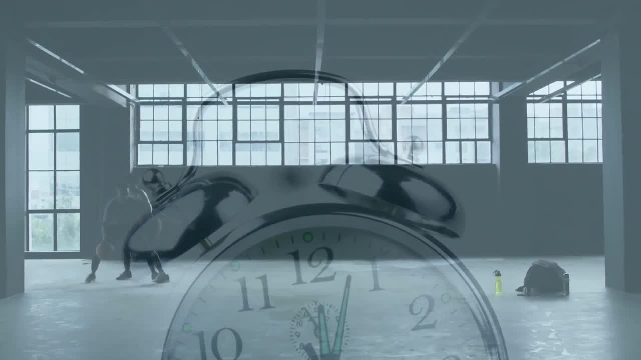 농구를 하는 아프리카계 미국인 남자 와 여자 를 상대로 알람 시계 가 울리고 있다