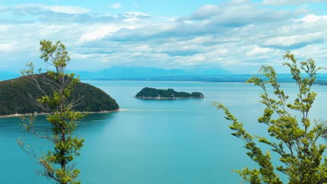 Malerische-Aussicht-Auf-Zwei-Von-üppigen-Bäumen-Umrahmte-Inseln-Im-Abel-Tasman-Nationalpark,-Einem-Paradies-Für-Naturliebhaber