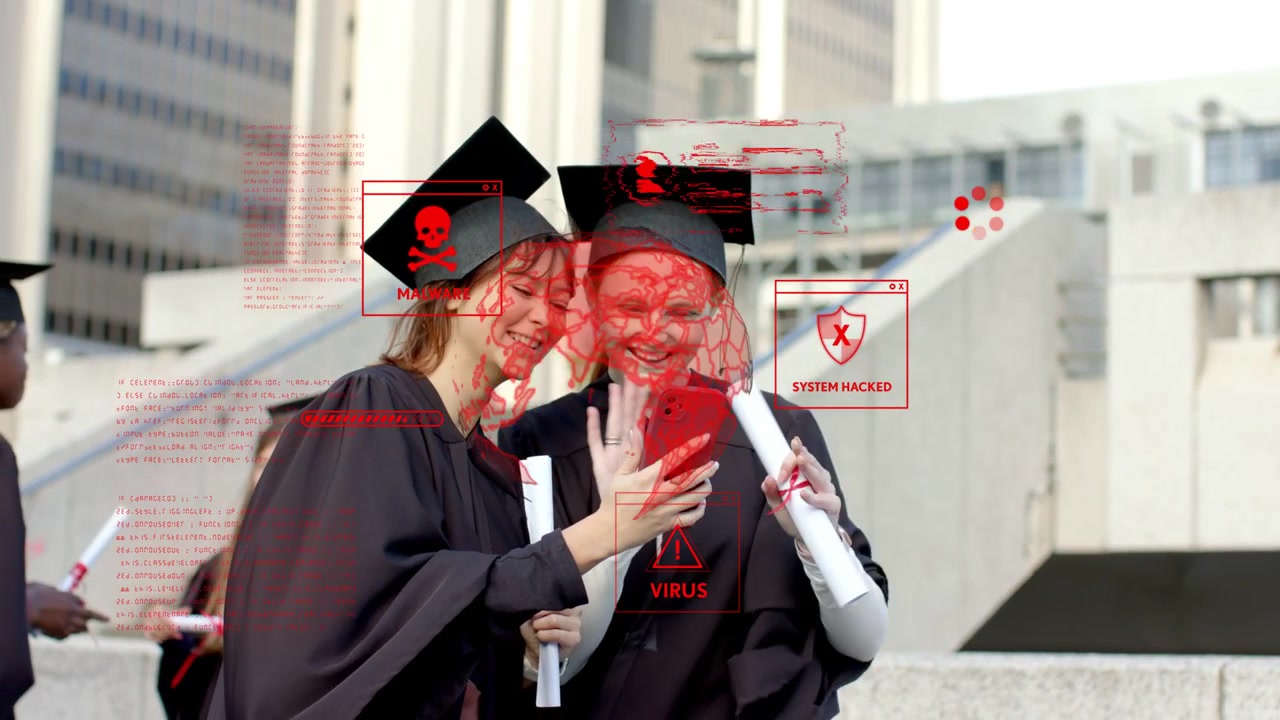 Due donne che festeggiano mostrando il telefono in piazza, causando una sovrapposizione di avviso rosso sui volti e sui diplomi.