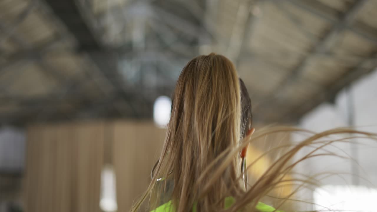 스튜디오에서 스포츠 여성의 뒷면, 움직이는, 장소에 점프