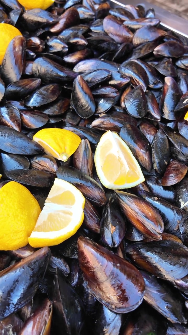 Fresh Mussels Served with Lemon Wedges