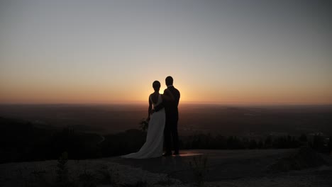 Zoom-Aus-Einem-Frisch-Verheirateten-Paar-Im-Sonnenuntergang
