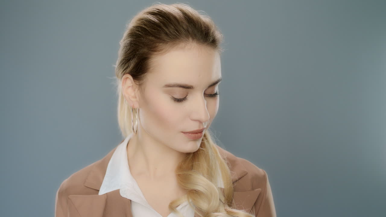 веселая леди смотрит в камеру.