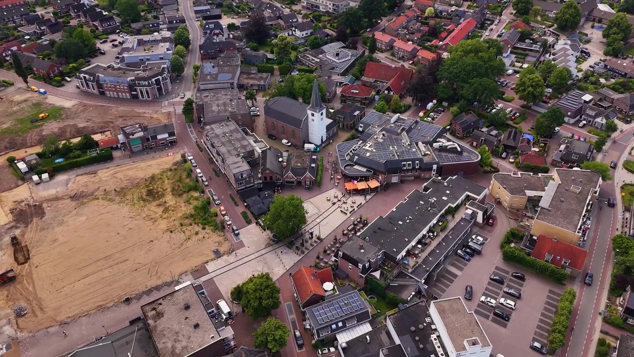 Luftfoto af et lille europæisk bytorv