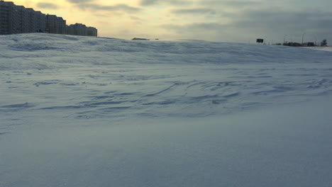 Paisaje-Invernal-Con-Nieve-Acumulada.-Viento-De-Nieve-En-La-Ciudad-De-Invierno.-Ciudad-De-Tormenta-De-Nieve