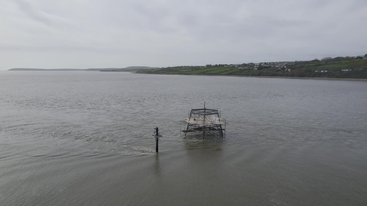 이스트 워터포드 입구 통로 드론은 suir 강 한가운데에 오래된 선박 항해 등대 주위를 돌고 있습니다