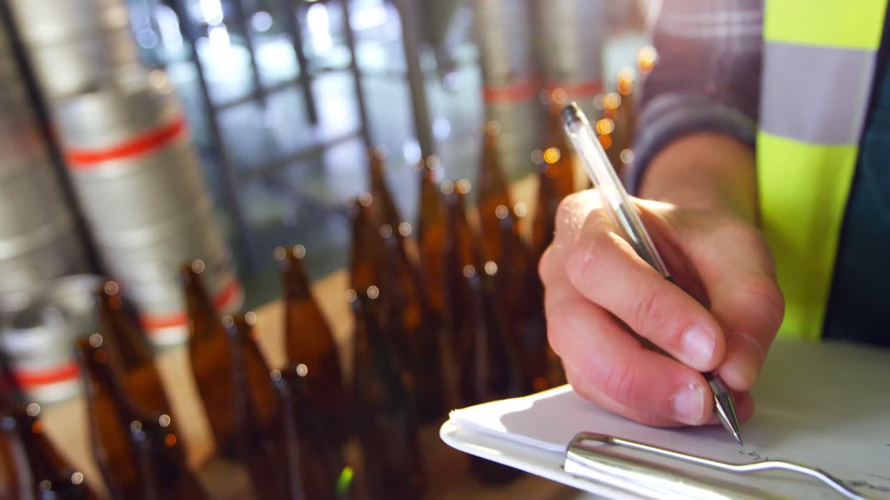 trabajador de mantenimiento escribiendo en el clipboard 4k