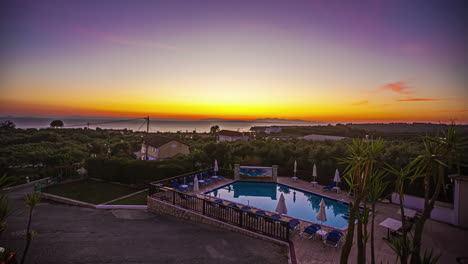 Espectacular-Escena-Del-Amanecer-Sobre-El-Complejo-Hotelero-En-La-Cima-De-La-Montaña.-Lapso-De-Tiempo