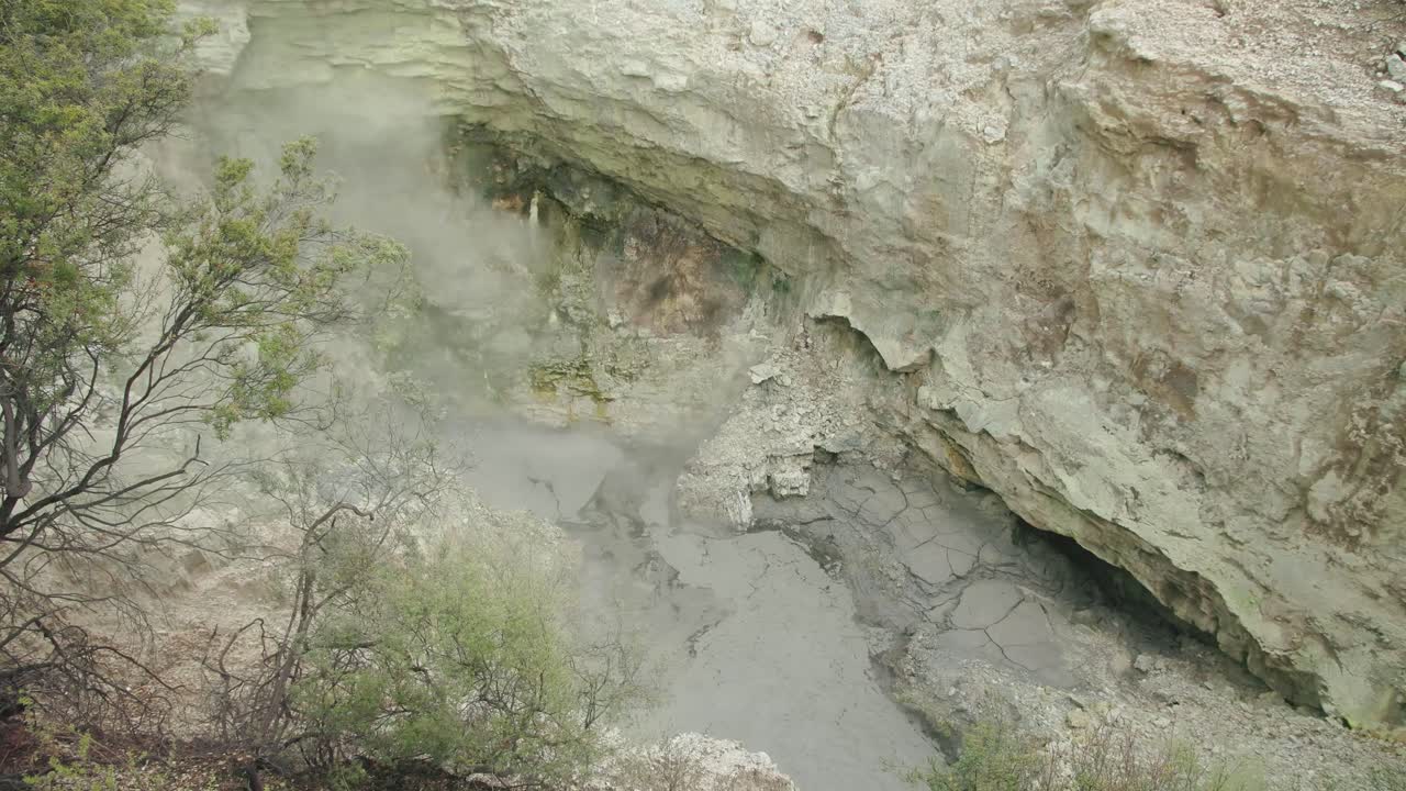 геологическая активность вулканический ландшафт, испарившийся кратер