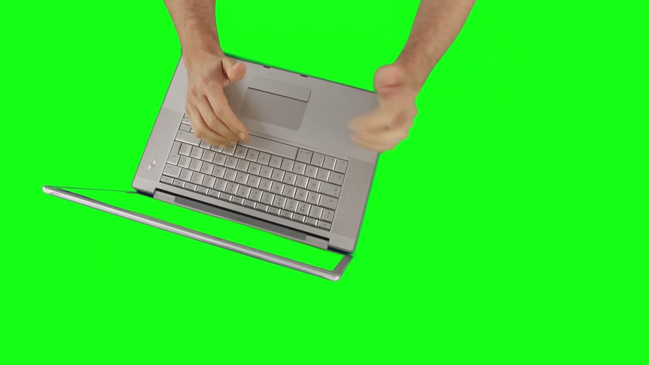 visión general de las manos de un hombre usando una computadora portátil