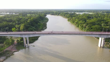 agua turbia del río con puente de hormigón que conduce, vista aérea