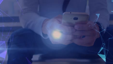animación del procesamiento de datos sobre un empresario caucásico que usa un teléfono inteligente