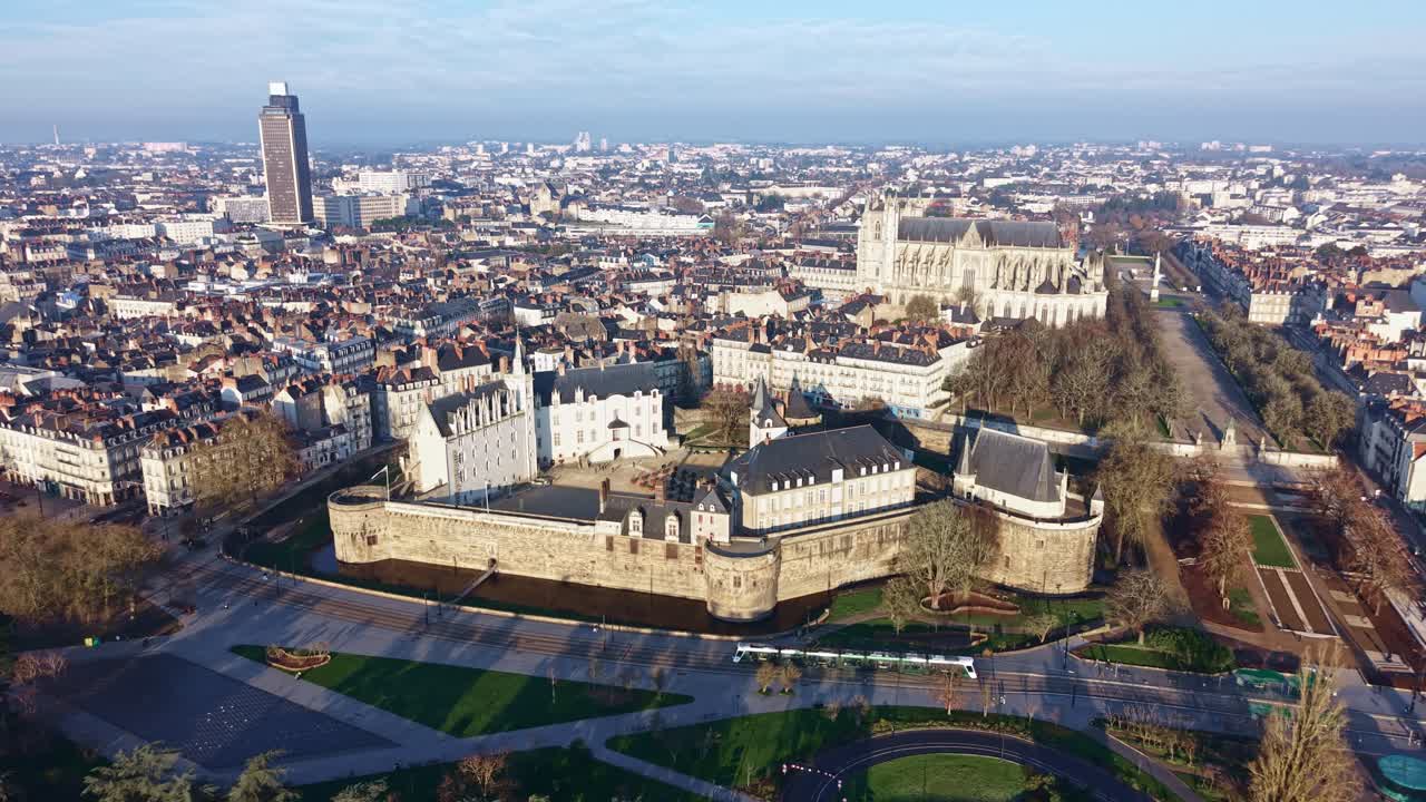 Castello dei Duchi di Bretagna con tram locale, Torre di Bretagna e Place Maréchal-Foch con la Cattedrale di San Pietro e San Paolo sullo sfondo dall'alto, Nantes, Loira Atlantica, Francia