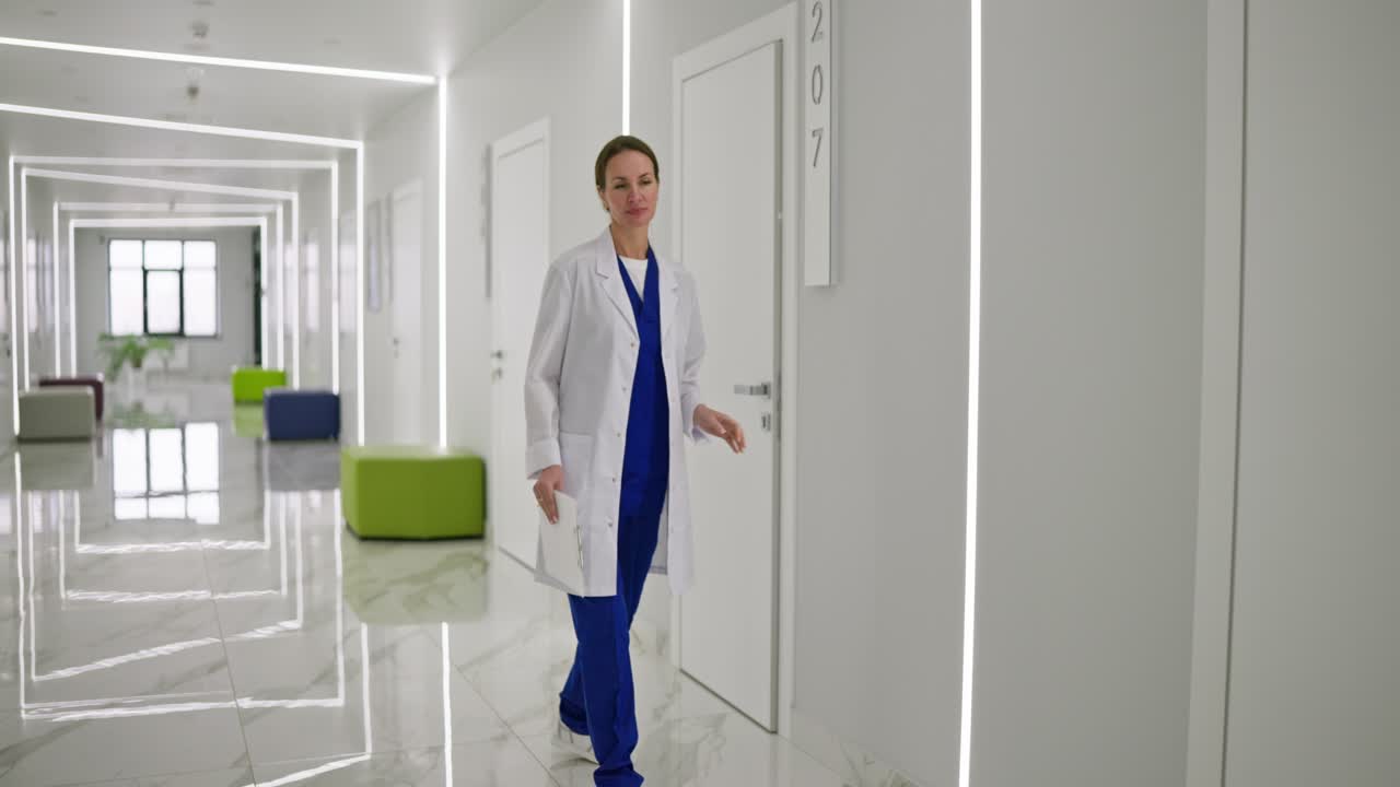 Médico caminhando por um corredor de hospital