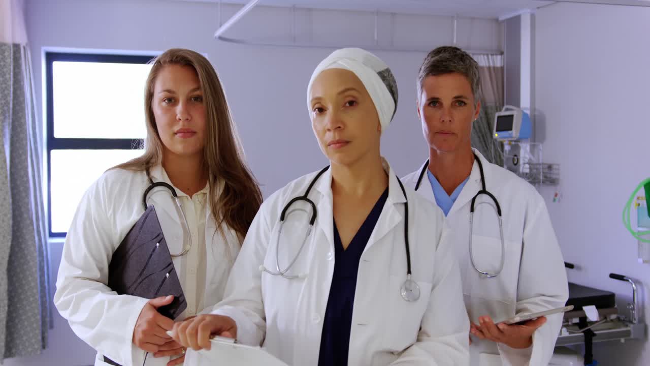 Serviste ayakta duran kadın doktorlar 4k