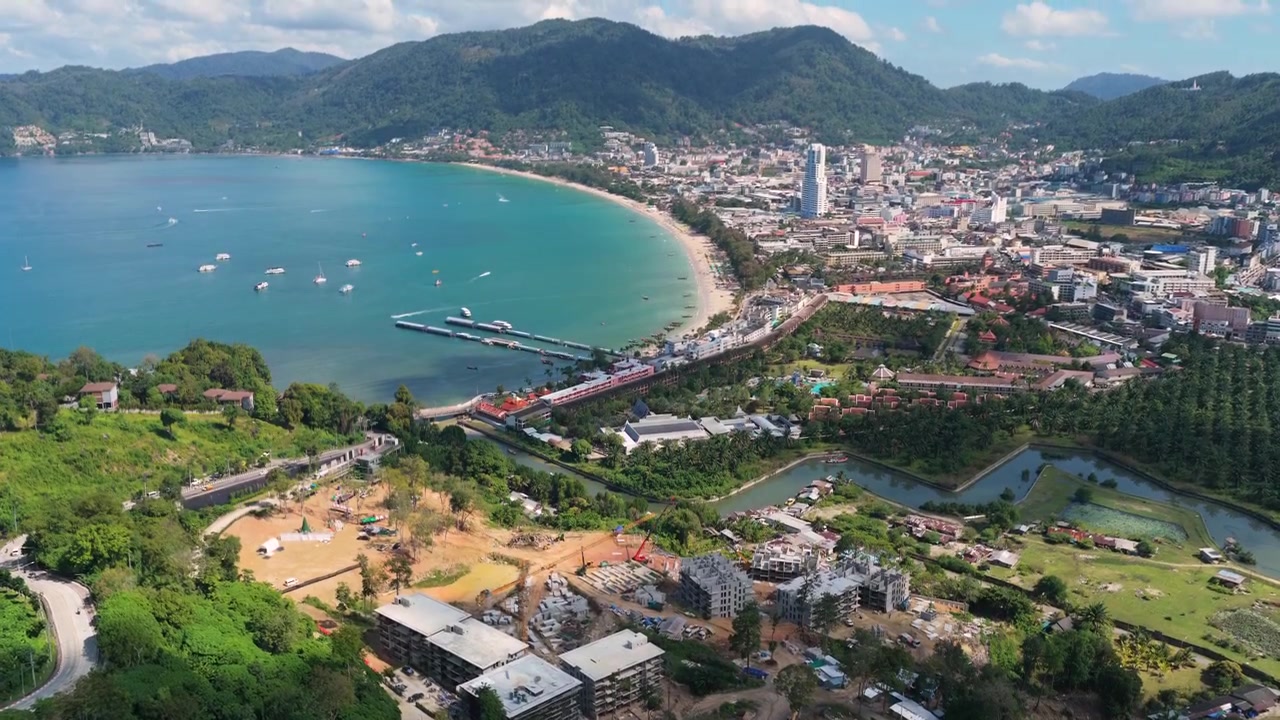 Hình ảnh từ trên cao về dự án xây dựng khu nghỉ dưỡng đang mở rộng ở Phuket, cảnh quay bằng drone.