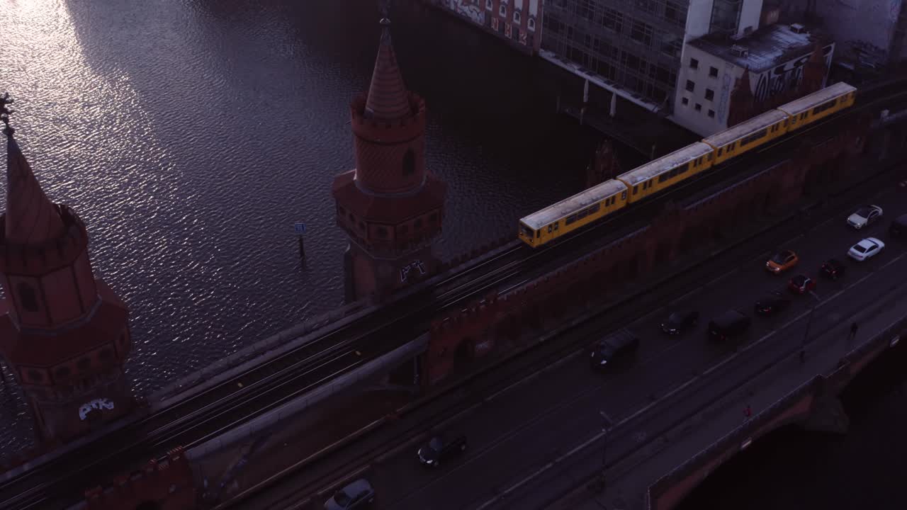 Historiske Oberbaumbrücke med gult metrotog på spor, der krydser over.