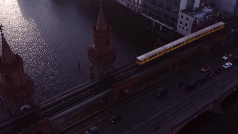 Historische-Oberbaumbrücke-Mit-Gelber-U-Bahn-Auf-Der-Gleisüberquerung