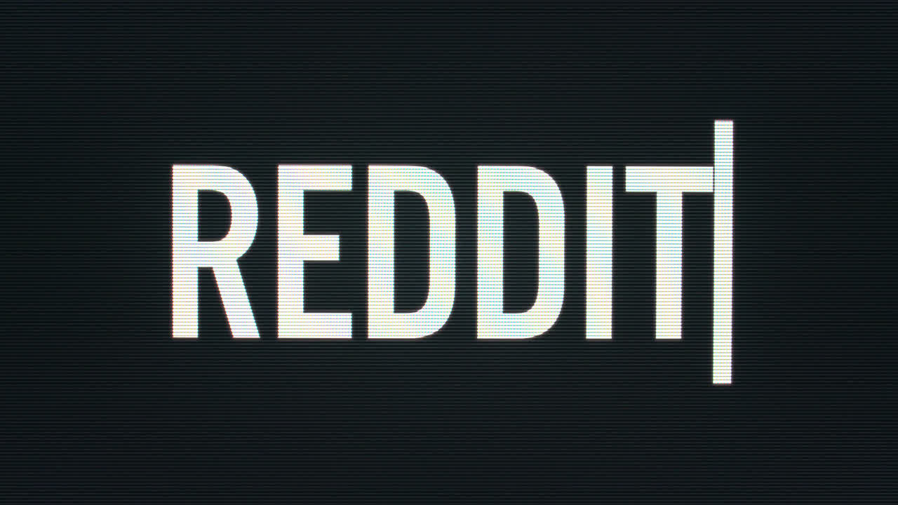 primer plano de reddit escrito en un monitor de computadora vintage con cursor parpadeante