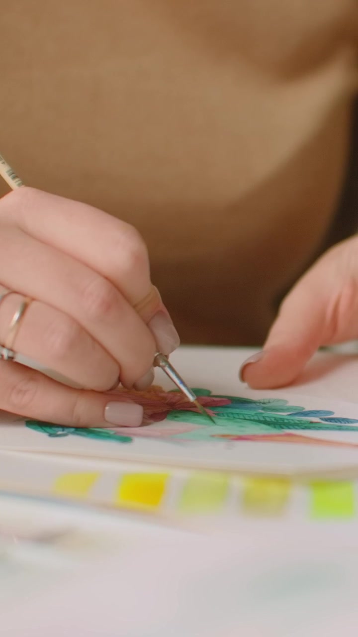 Artista che dipinge un'illustrazione dettagliata ad acquerello su carta