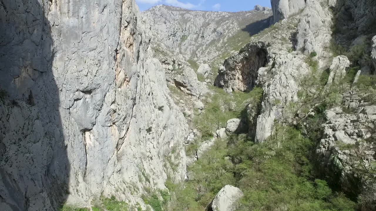 vista panorámica aérea de las pintorescas montañas samarske stijene en mrkopalj, croacia