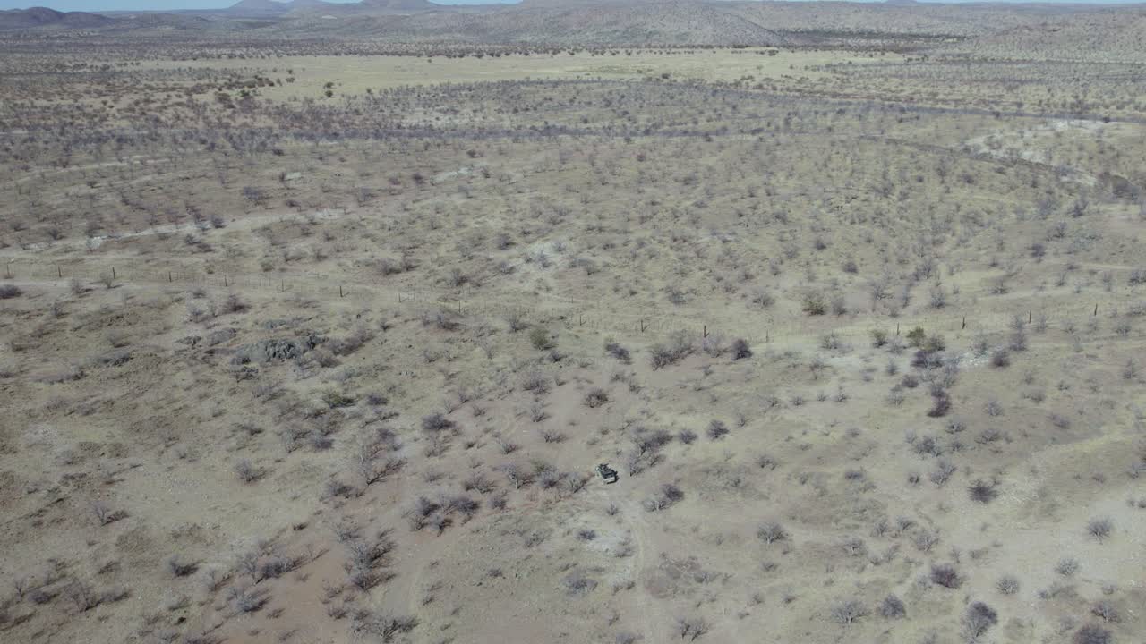 camión conduciendo por el parque nacional de etosha en namibia, áfrica - antena