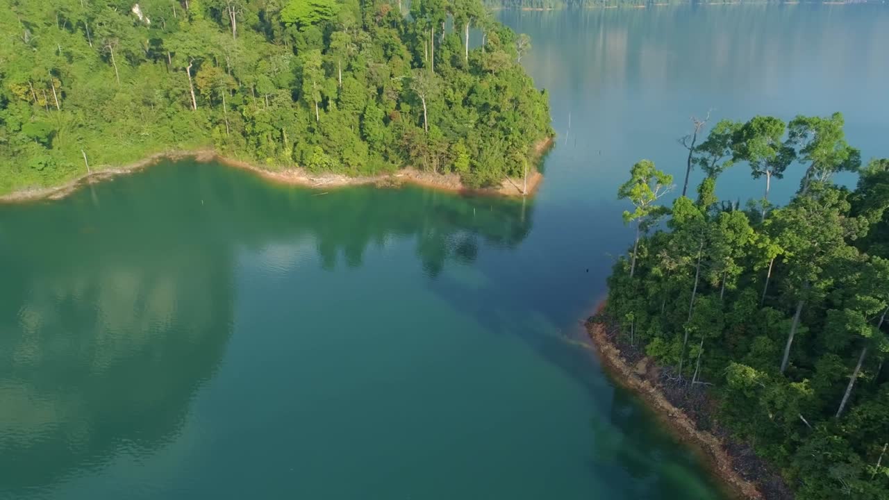 태국에서 열대 산꼭대기의 드론 풍경 아름다운 군도 섬 태국에서 호수에서 경치 좋은 산 카오 소크 국립 공원 놀라운 자연 풍경