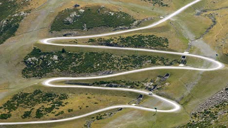 un camino de montaña muy sinuoso.