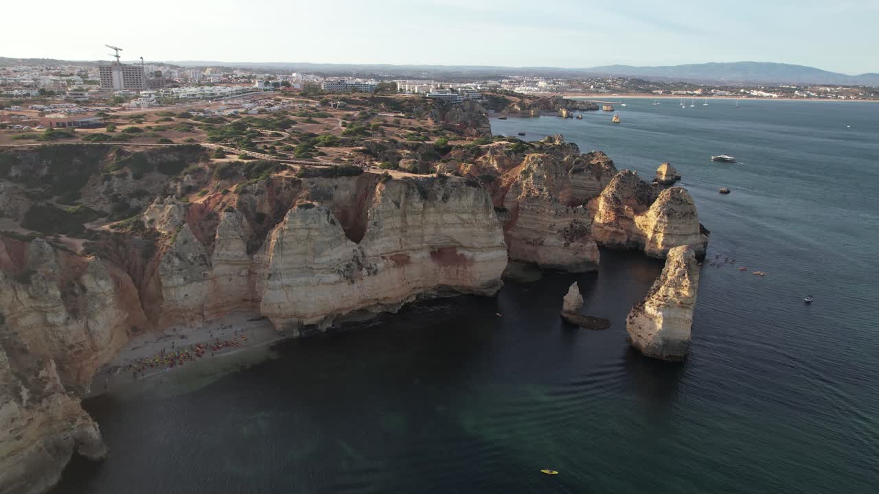 포르투갈 라고스 에 있는 폰타 다 피에다드 바위 형태 의 공중 사진