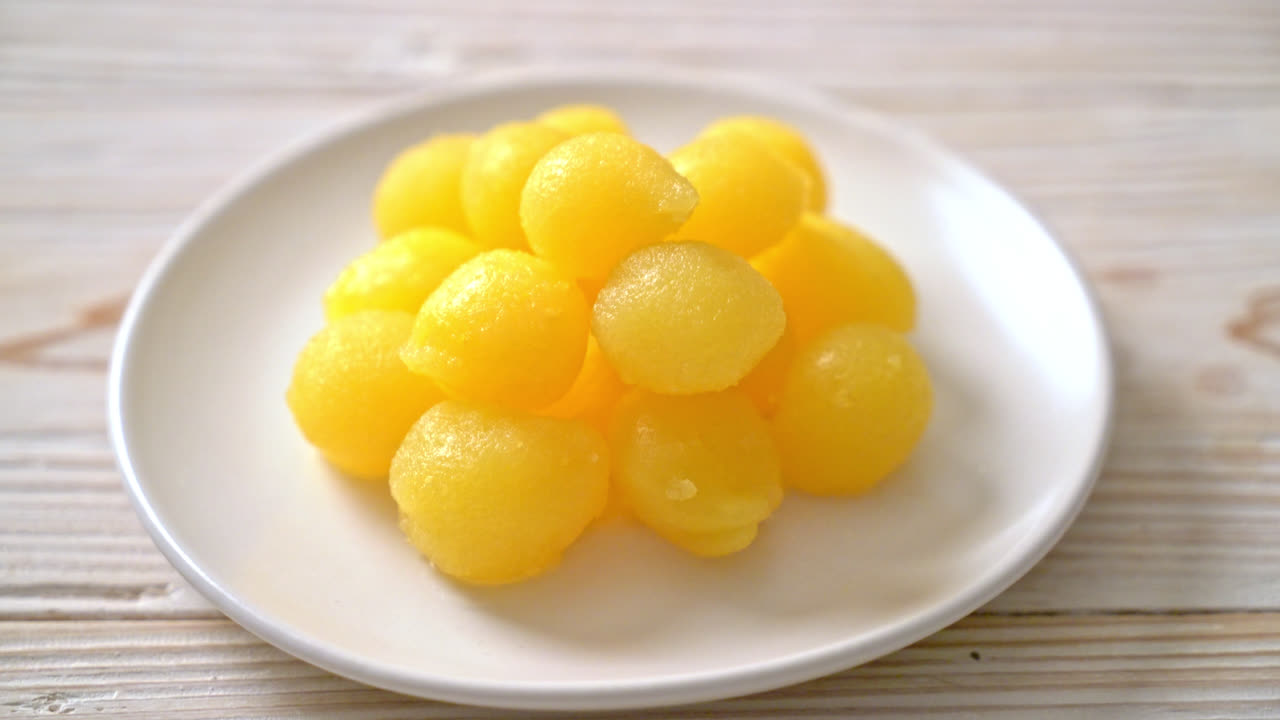 달콤한 황금 달걀 노른자 방울 - 일종의 태국 사탕 과자