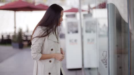 mujer joven de compras en un centro comercial urbano