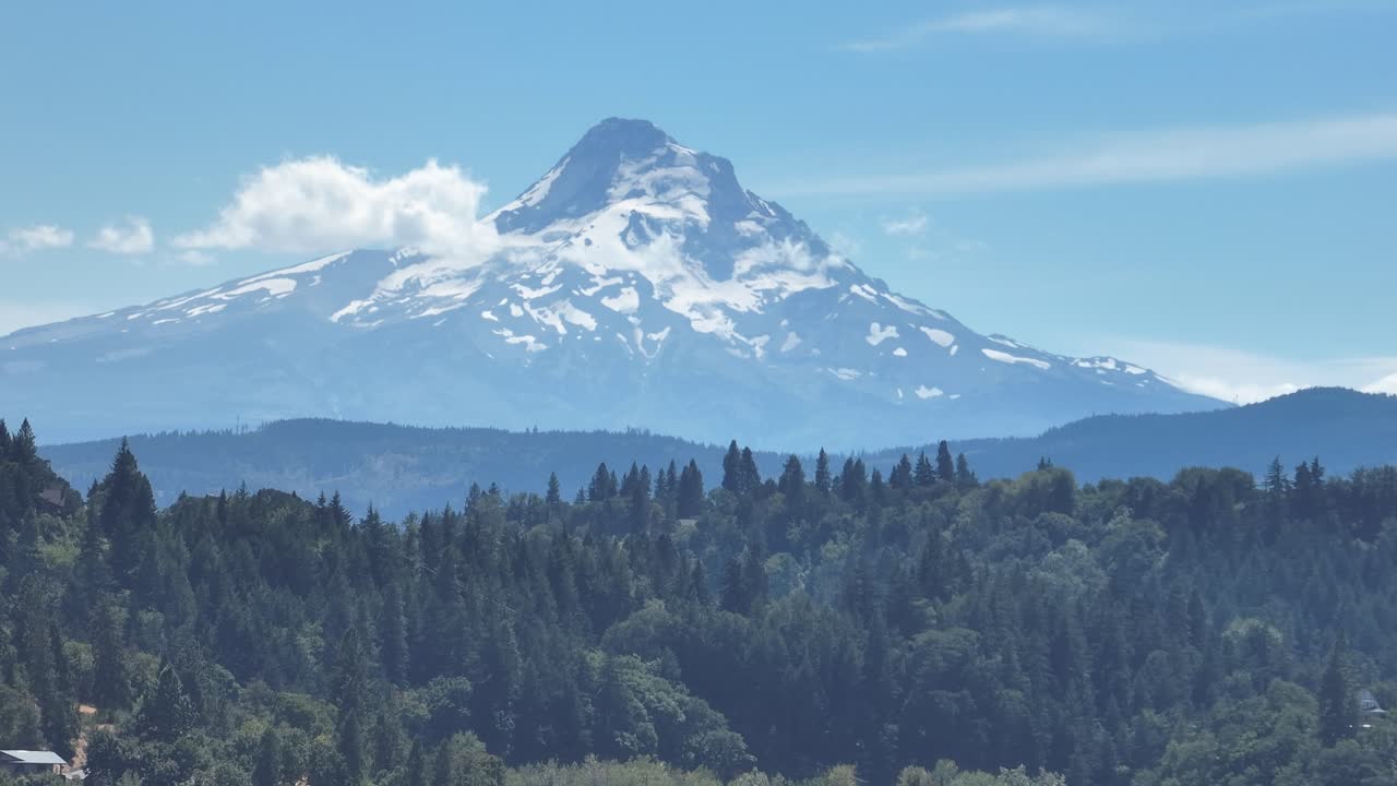 Vista panoramica del Monte Hood con una rigogliosa foresta verde