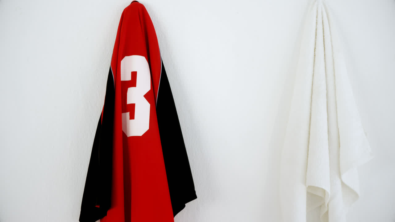 jersey colgando contra un fondo blanco 4k