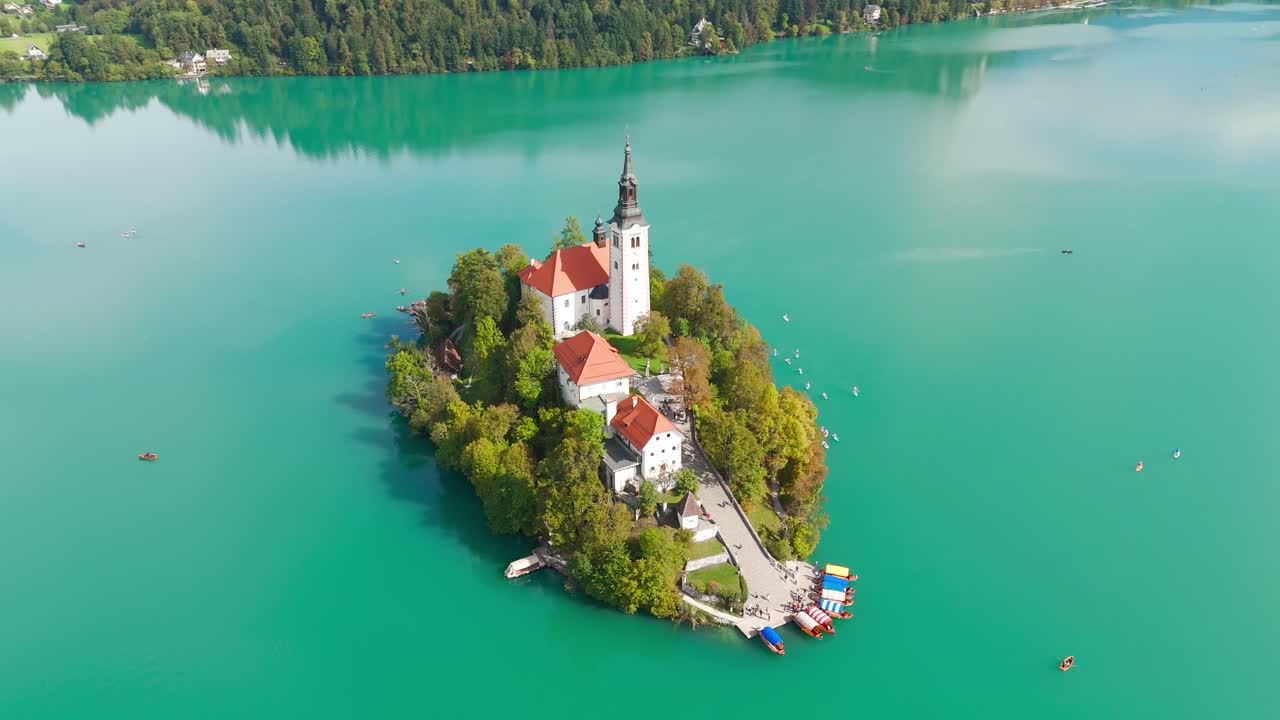 Isola panoramica di Bled con chiesa storica al centro del lago, Slovenia. Arco aereo