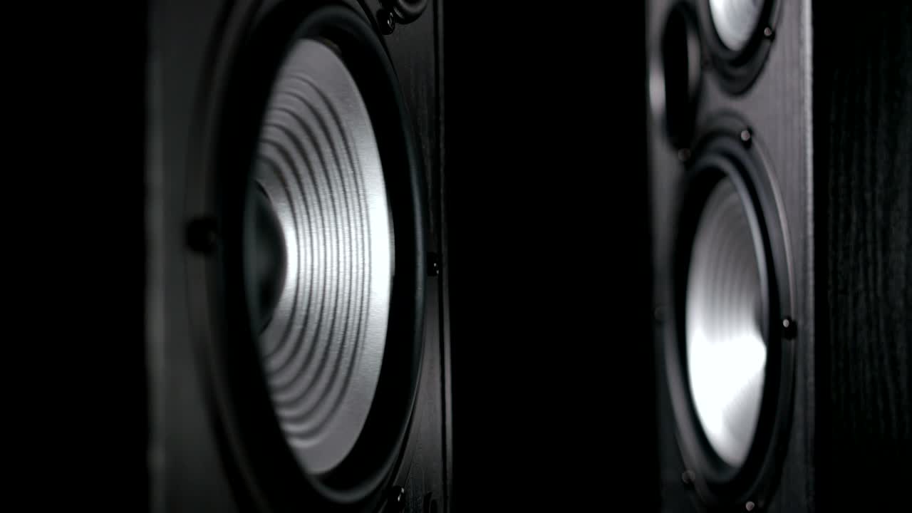 두 개의 은색 서브 우퍼를 이동