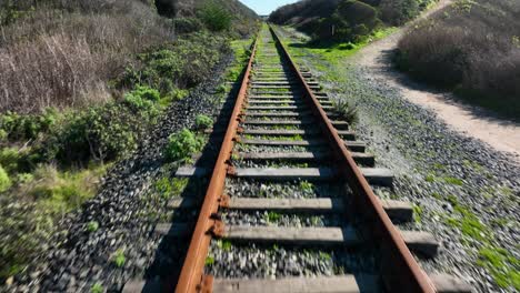 tiro rápido y amplio sobre vías de ferrocarril abandonadas, shark fin cove, california