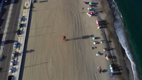 imágenes de drones subiendo y girando alrededor de una pequeña torre en la playa de españa