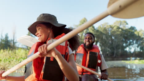 pareja, kayak y remo en un lago en la naturaleza