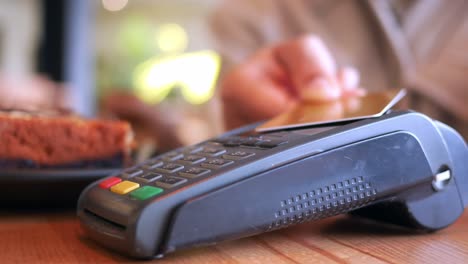 pago sin contacto con tarjeta de crédito en un café