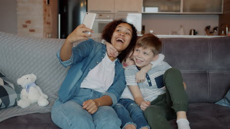 familia feliz tomando una selfie